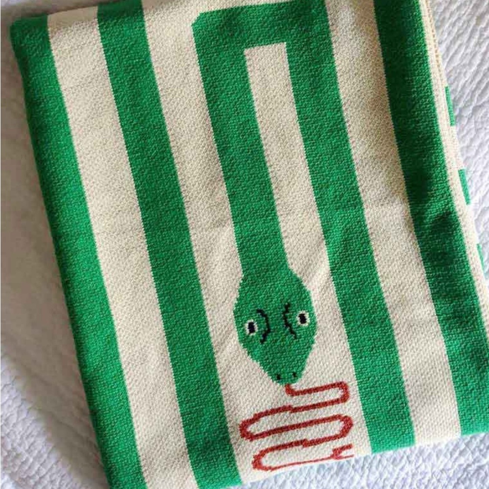 Green and White Snake Pattern Throw Blanket - Picture 4 of 6